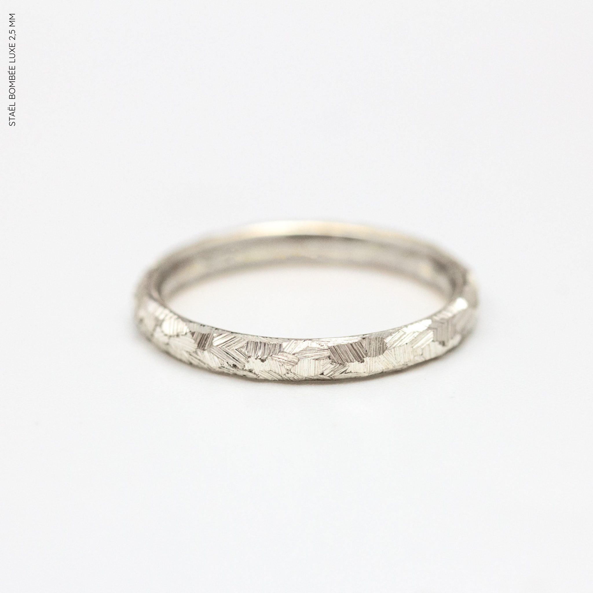 Alliance homme argent rhodié avec notre texture brossée artisanale Staël.
Bague mariage et union en arget 925/1000
Alliance fabriquée dans notre atelier parisien par nos joaillères de façon artisanale.