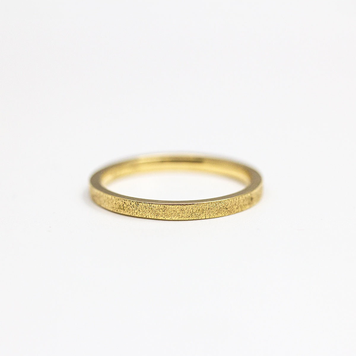 Alliance paillette fine femme en or blanc recyclé 18 carats, texture givrée Gina ruban 2 mm. Fabrication artisanale & joaillerie éthique