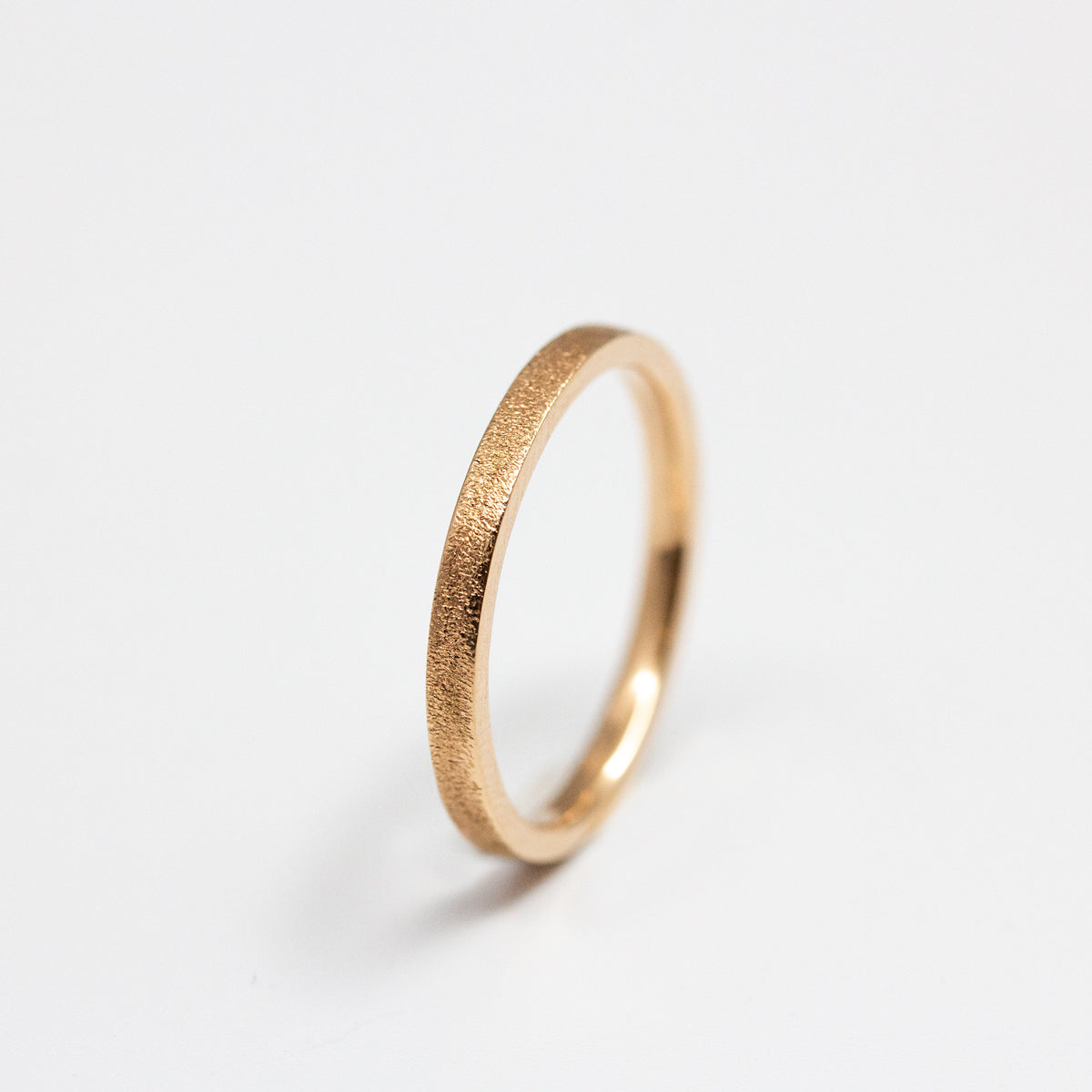 Alliance fine femme en or rouge recyclé 18 carats, texture givrée Gina ruban 2 mm. Fabrication artisanale & joaillerie éthique