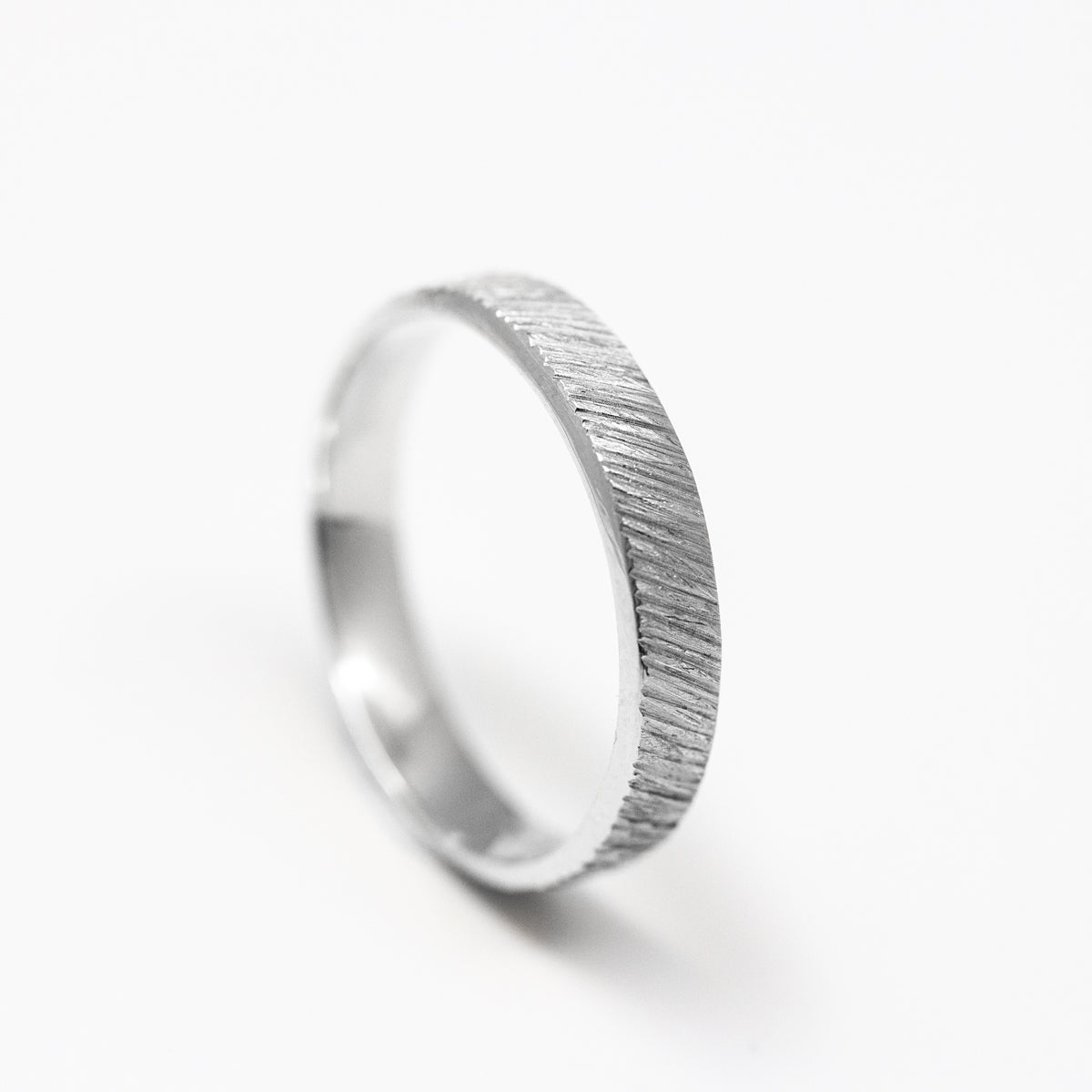 Alliance large mariage éthique artisanale, ruban 4mm finition strié à la main, en or blanc 18 carats recyclé