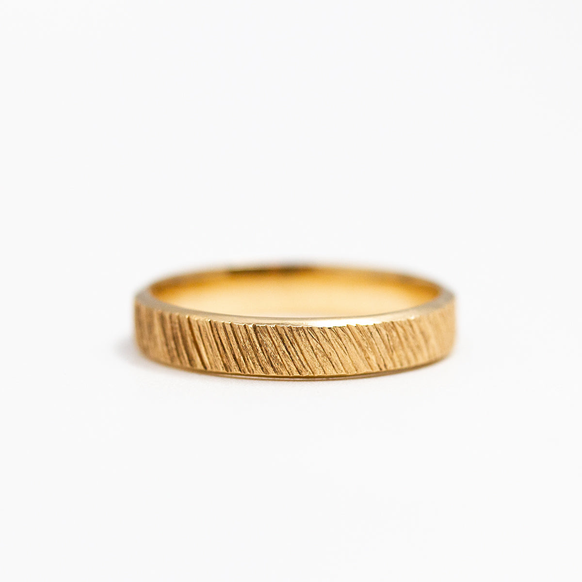 Anneau mariage éthique artisanale pour homme, ruban 4mm finition strié à la main, en or rose-champagne 18 carats recyclé