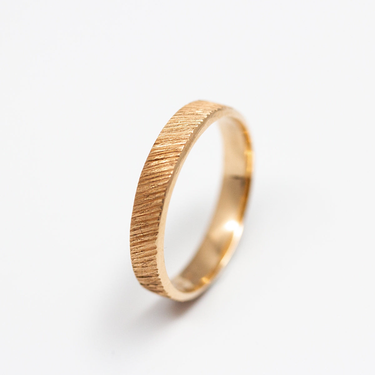 Alliance mariage éthique artisanale pour homme, ruban 4mm finition strié à la main, en or rouge 18 carats recyclé