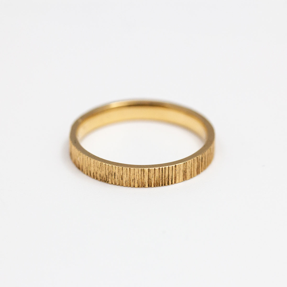 Alliance éthique femme originale en or rose champagne recyclé et prime Fairmined, fabriquée dans notre atelier de joaillerie à Paris.