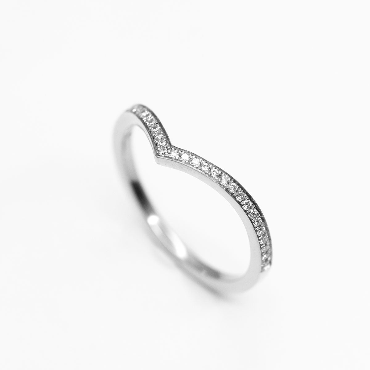 Bague de mariage fine incurvée Azur pavée de diamants de synthèse en or blanc 18 carats recyclé pour femme réalisée artisanalement à Paris