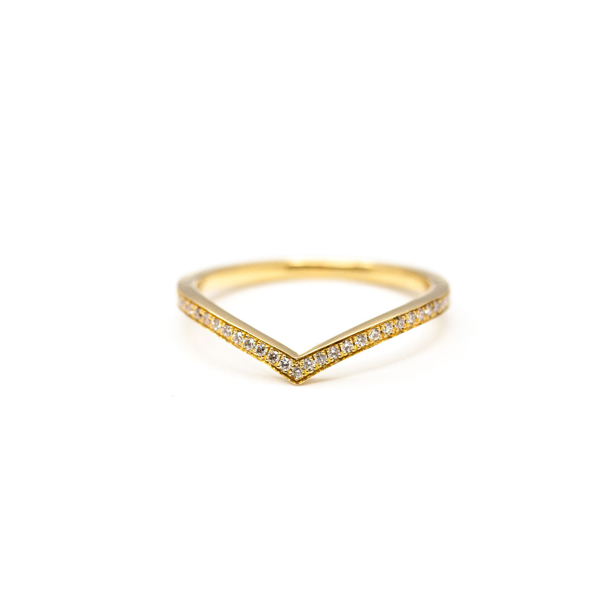 Bague de mariage fine incurvée Azur pavée de diamants de synthèse en or jaune 18 carats recyclé pour femme réalisée artisanalement à Paris