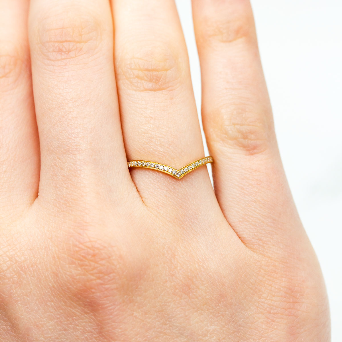 Alliance fine incurvée Azur pavée de diamants de synthèse en or jaune 18 carats recyclé pour femme réalisée artisanalement à Paris