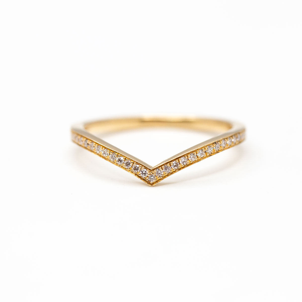 Bague de mariage fine incurvée Azur pavée de diamants de synthèse en or rose champagne 18 carats recyclé pour femme réalisée artisanalement à Paris
