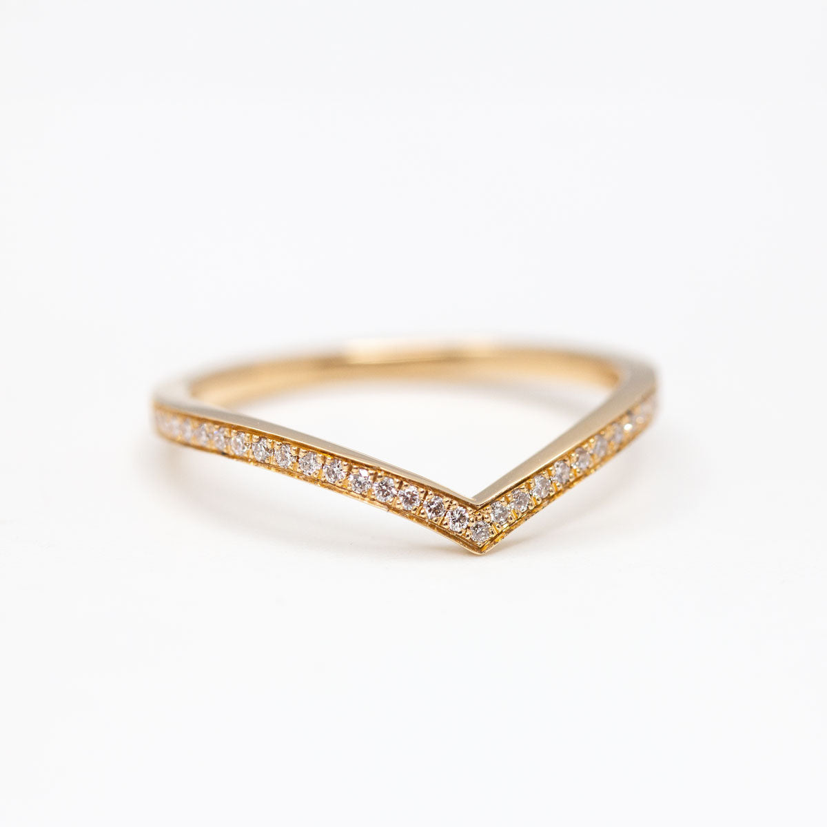 Bague de fiançailles fine incurvée Azur pavée de diamants de synthèse en or rose champagne 18 carats recyclé pour femme réalisée artisanalement à Paris