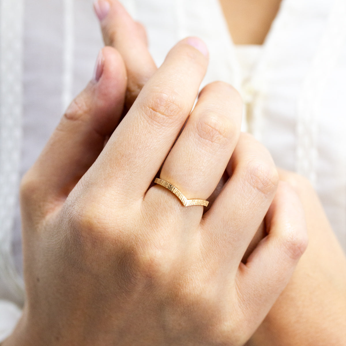 Alliance incurvée en ruban luxe 2mm pour femme, modèle Azur Isandre texturée à la main à Paris