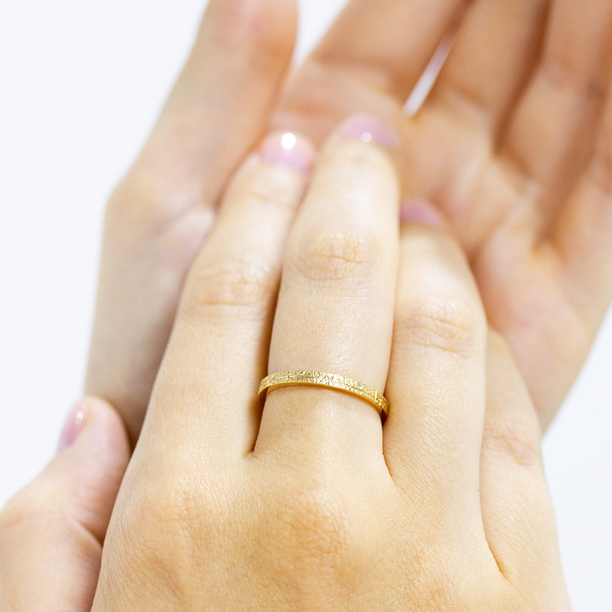 Bague de mariage fine pour femme et homme en or jaune recyclé 18 carats, texture Hélia inspirée de l'écorce des peupliers réalisée à la main