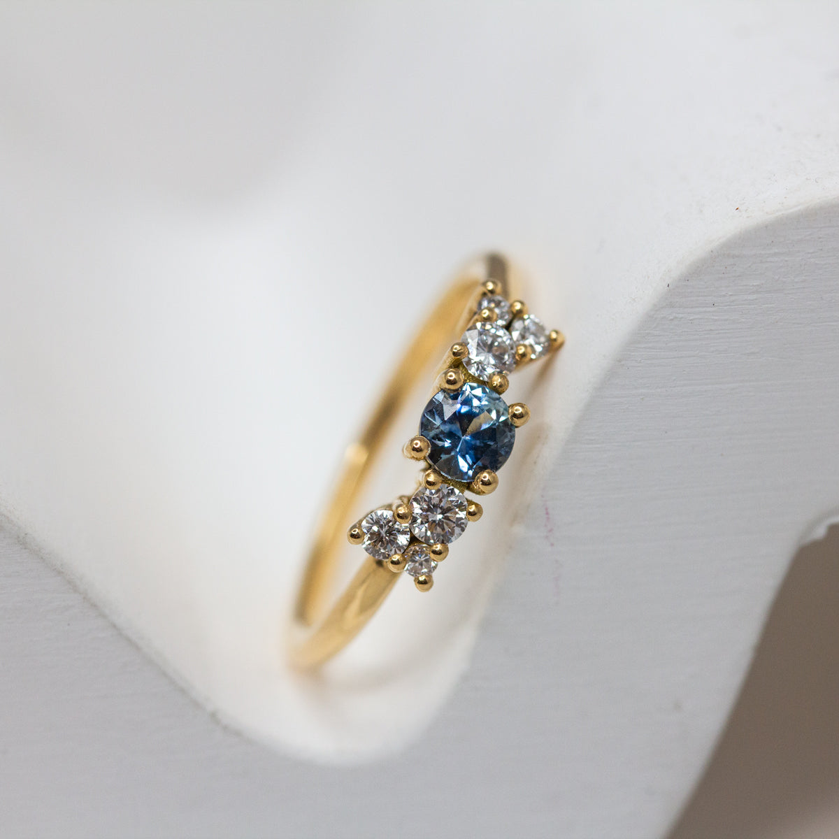 Bague de fiançailles originale, issue d'un processus de création éthique.