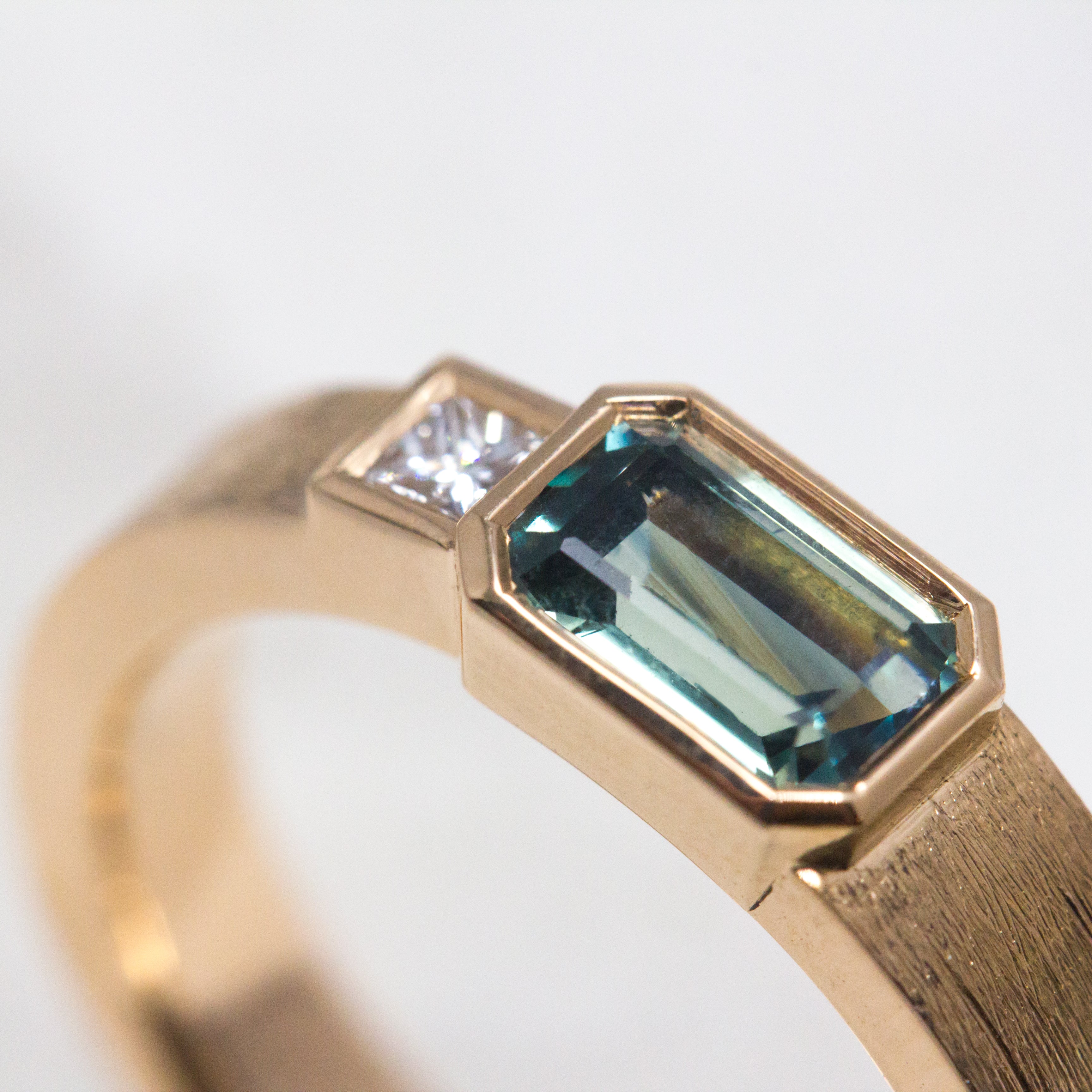 Bague asymétrique en or rose-champagne 18 carats effet brossé.