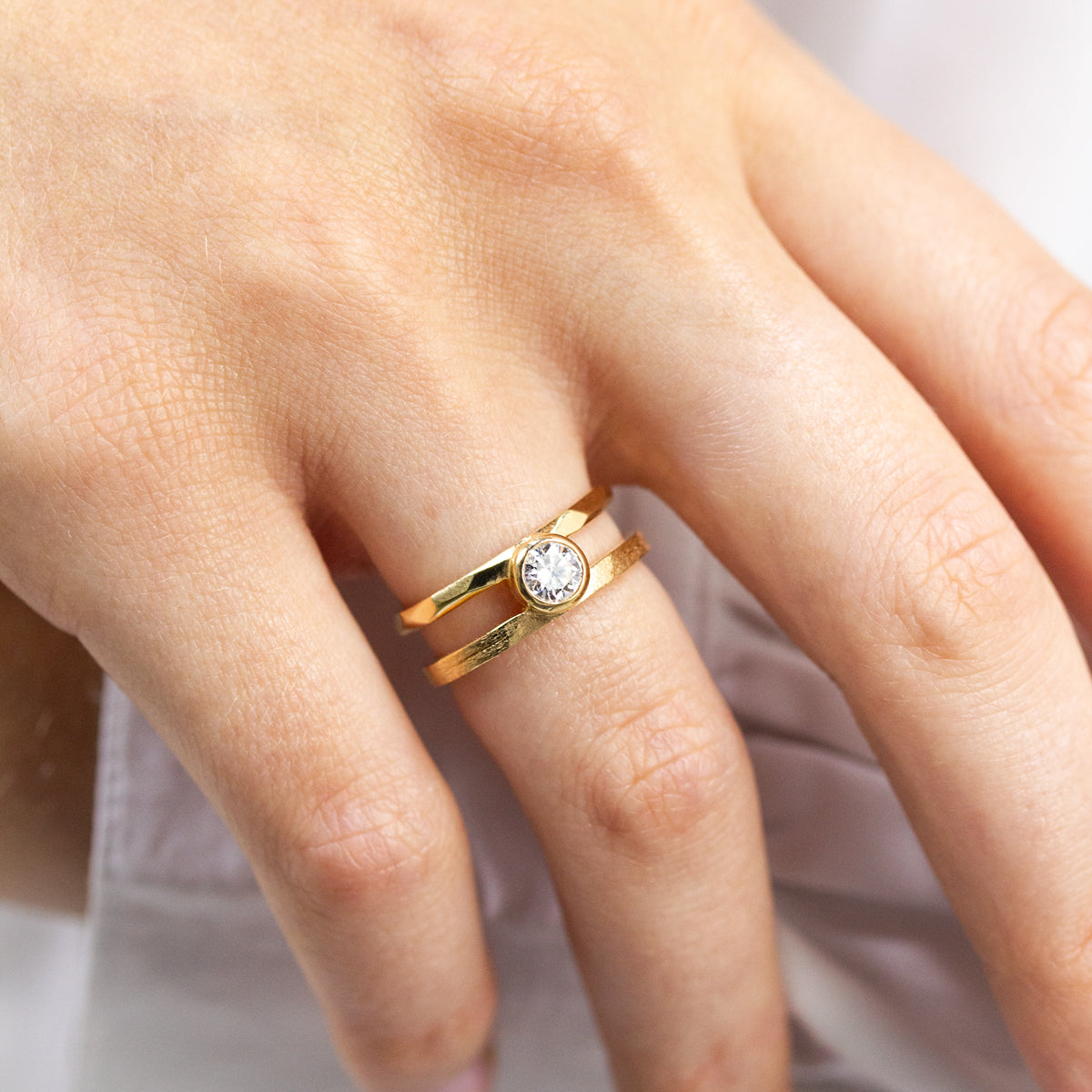 Bague double anneau Syna avec texture originale martelée et brossée artisanalement, en or jaune éthique 18 carats et diamant de synthèse réalisée dans un atelier de joaillerie à paris