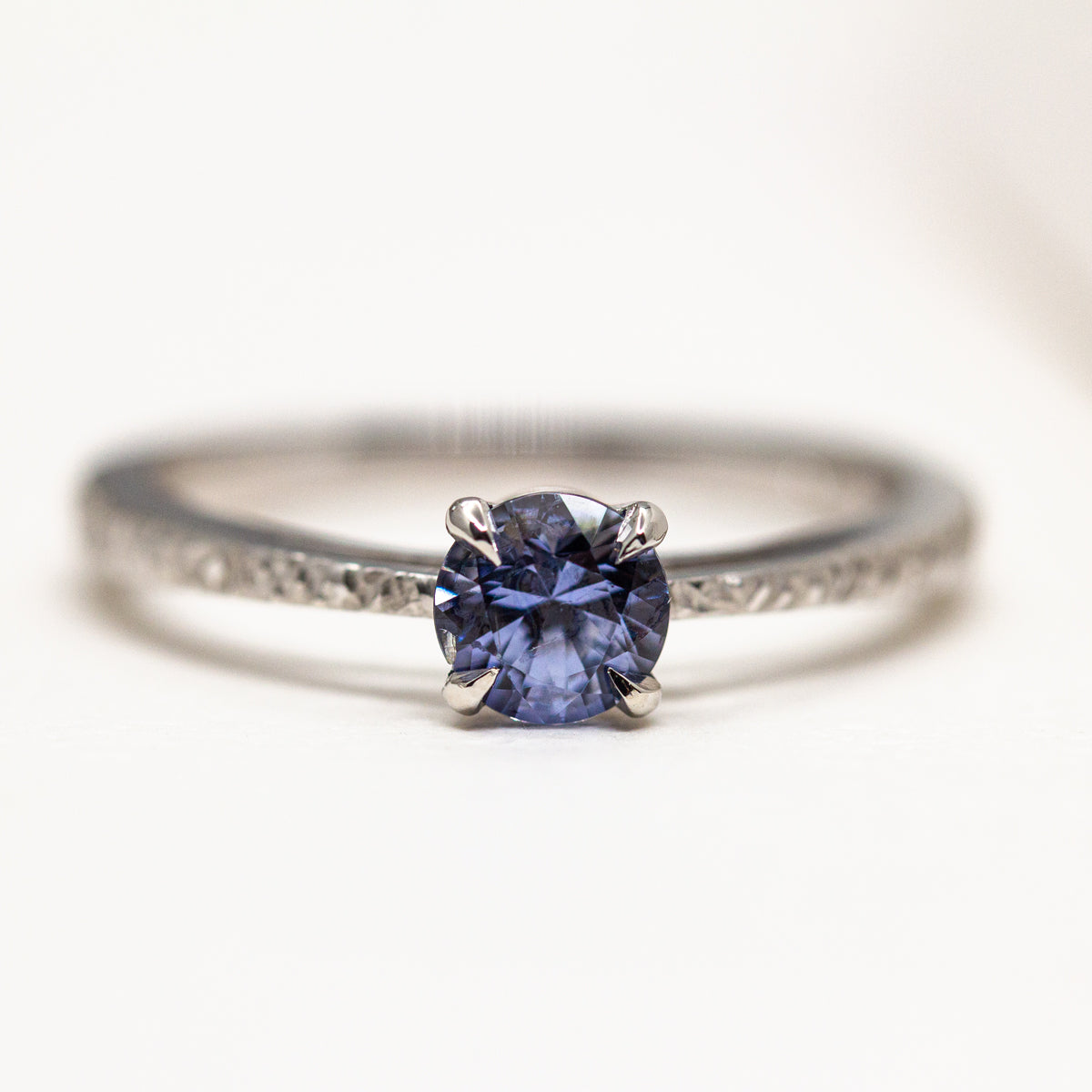 Bague en or blanc 18 carats Fairmined rehaussée d'un saphir violet certifié Moyo Gems de Tanzanie.