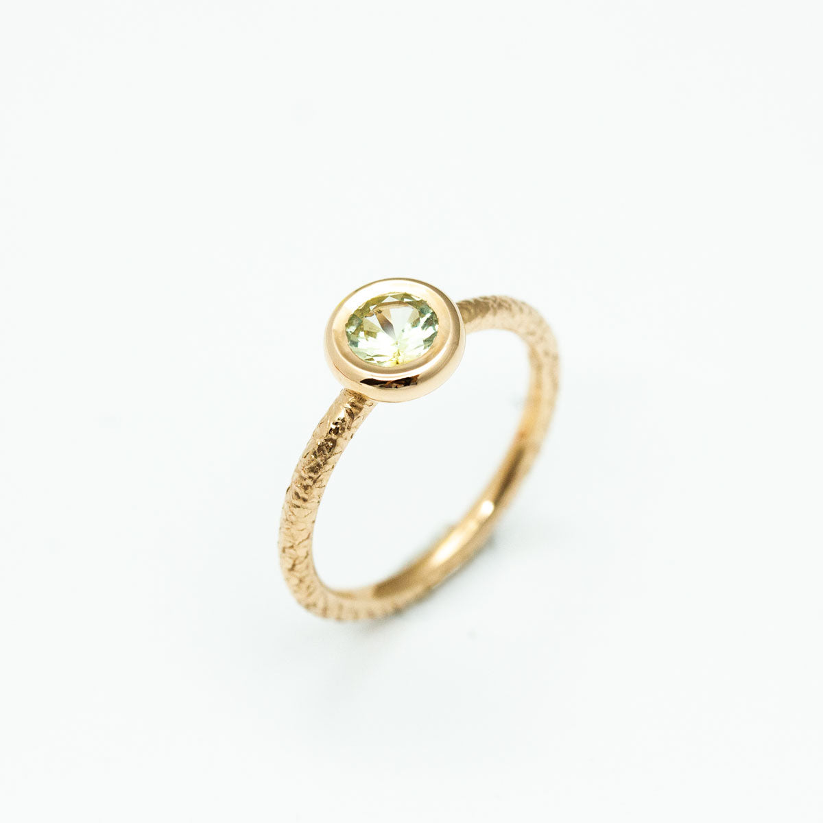 Bague de fiançailles ou naissance  Ayamé Rosa en or jaune 18 carats recyclé texturé à la main, serti d'un saphir jaune pâle 5 mm serti pneu fabriquée à Paris 