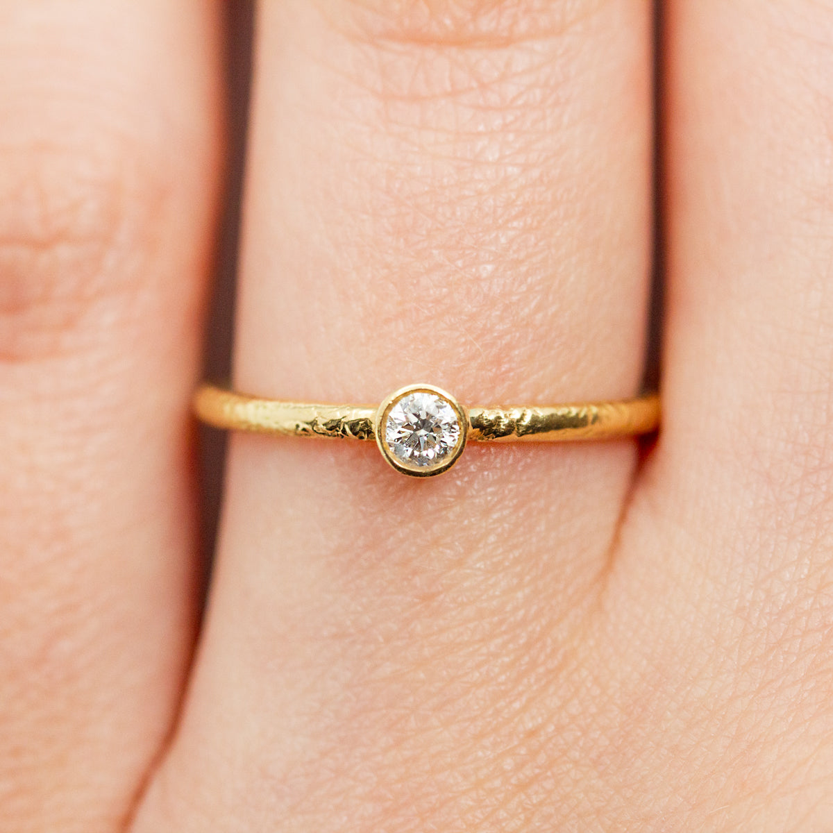 Bague solitaire fine Pierrette en or jaune 18 carats texturé sertie d'un diamant. Joaillerie éthique française made in Paris