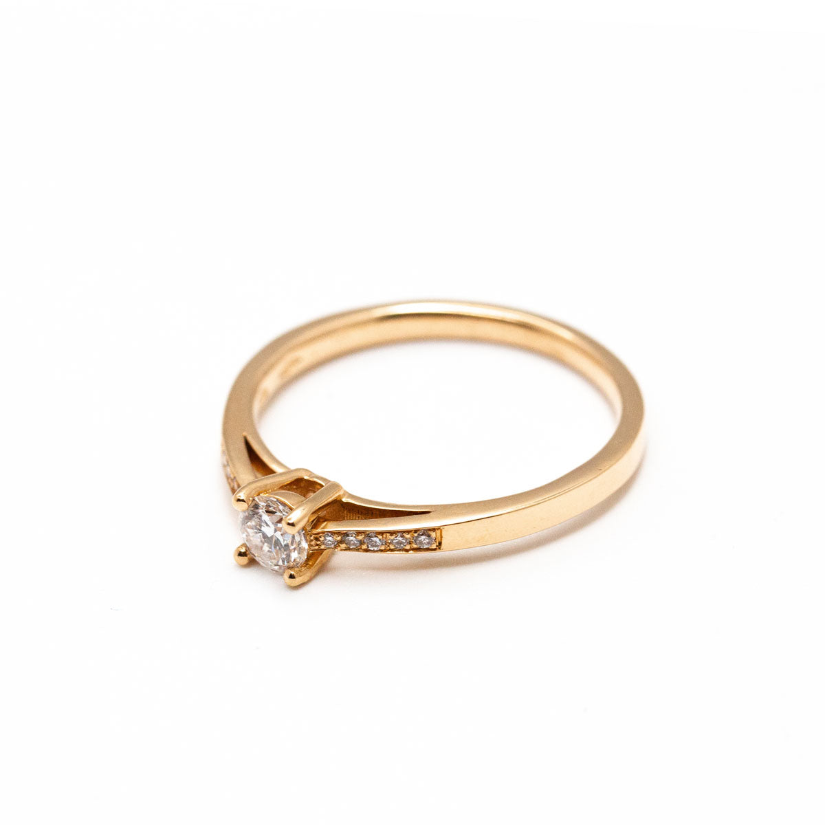 Bague de fiançailles pavée femme sertie d'un diamant central de 5mm et 10 diamants de synthèse en or rouge recyclé 750/1000 + prime Fairmined. Fabriquée avec savoir-faire à la main dans notre atelier de joaillerie à Paris