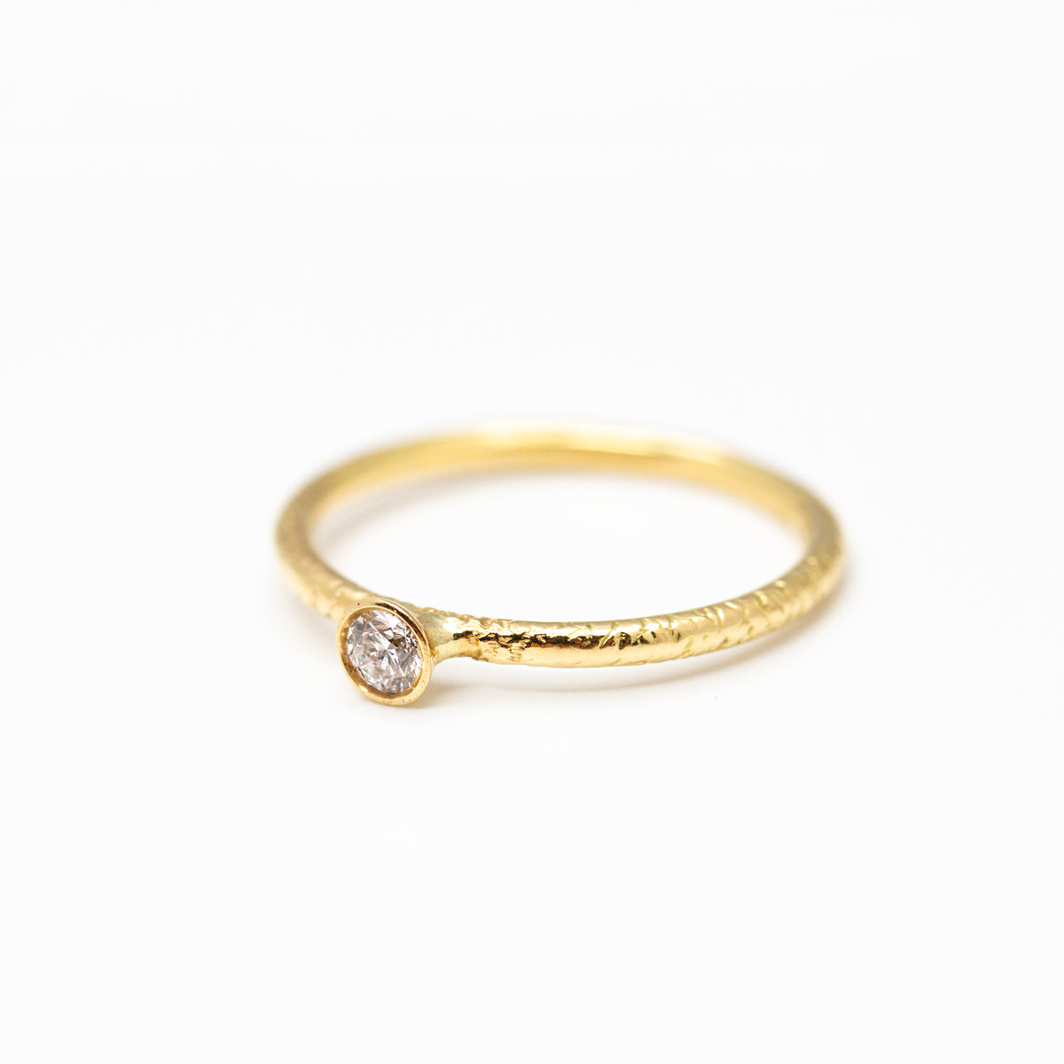 Bague solitaire délicate Pierrette en or jaune 18 carats texturé sertie d'un diamant. Joaillerie éthique française made in Paris