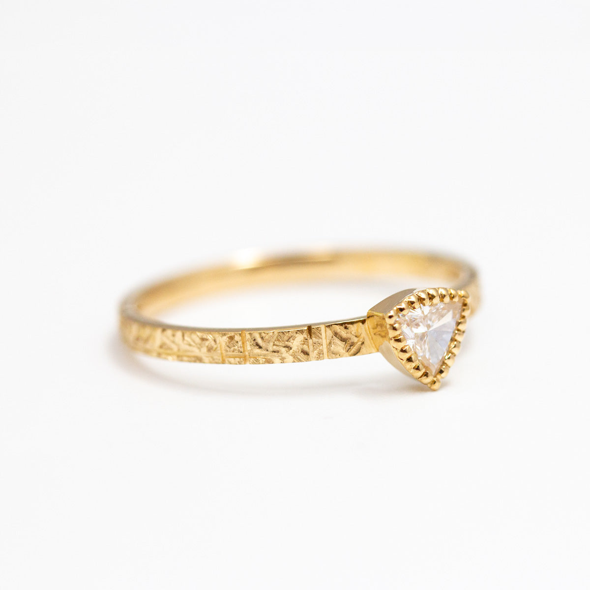 Bague de fiançailles femme solitaire triangulaire, diamant troïdia et or jaune recyclé 18 carats. fabriquée artisanalement à Paris, joaillier éthique
