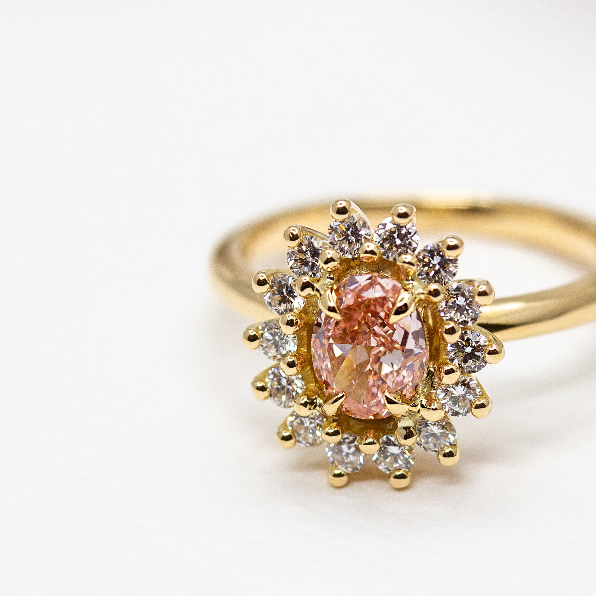 Bague inspiration marguerite,ornée en son centre d'un saphir rose, créée dans une joaillerie éthique à Paris.