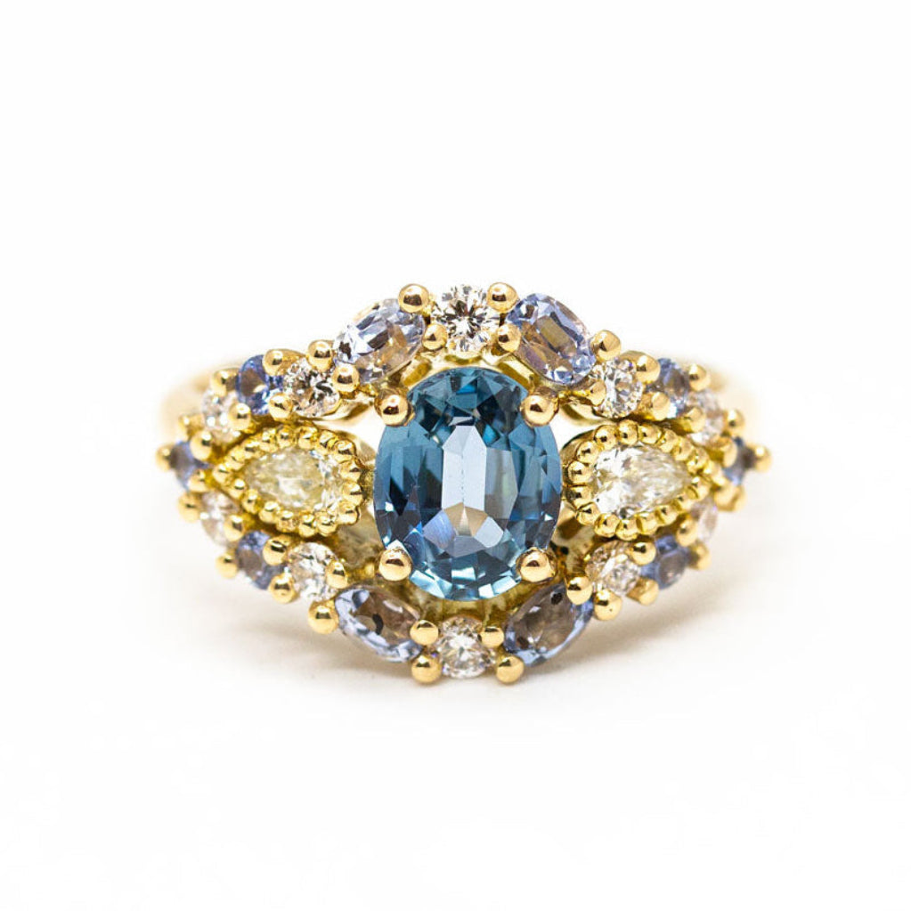 Bague entourage sur-mesure en or jaune 750/1000 Fairmined, serte d'un saphir ovale central et de deux diamants poire avec pavage de saphirs et diamants
Création de bijoux sur-mesure joaillerie éthique