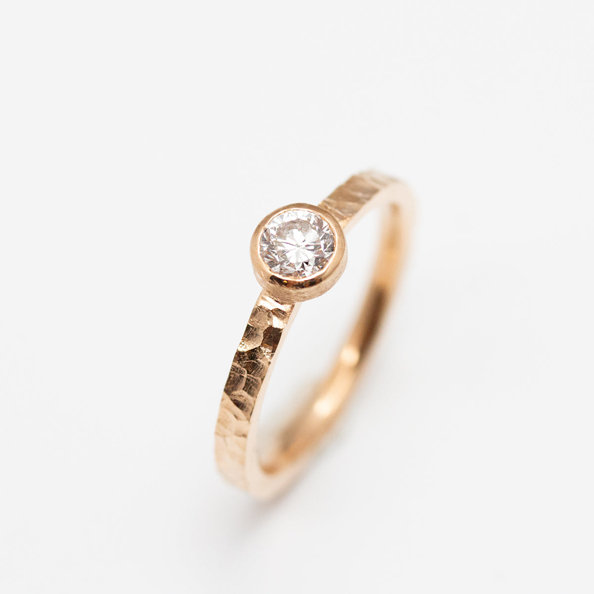 Bague solitaire texturée ornée d'un diamant de synthèse en or rouge 18 carats recycle prime Fairmined, façonnée à la main dans notre atelier
