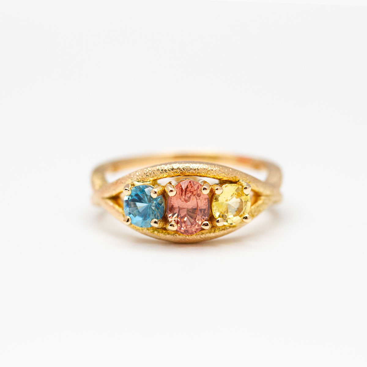 Bague trilogie double-anneau créée sur-mesure, serties de trois pierres de couleurs