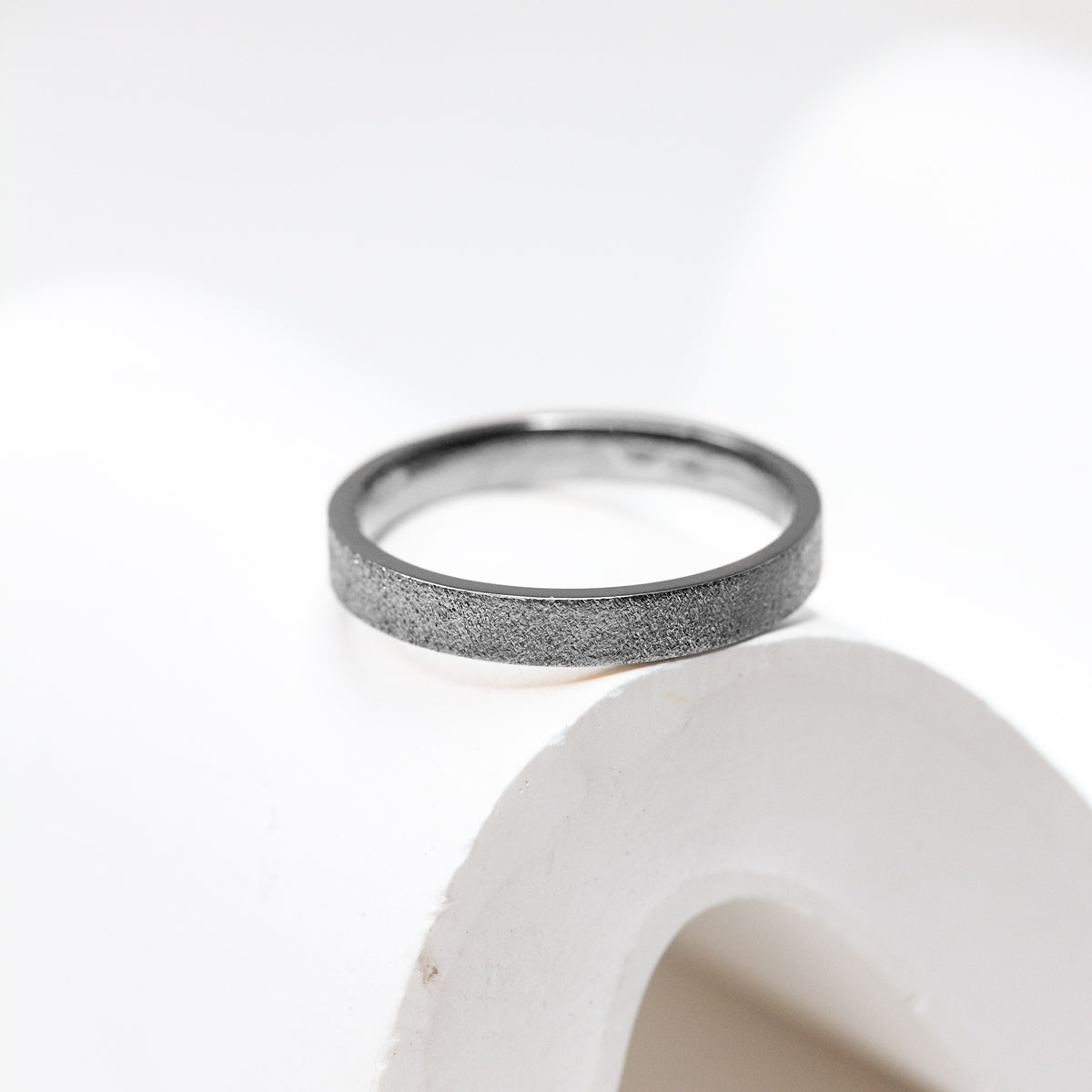 Alliance texturée pailletée en or gris palladié 18 carats certifié Fairmined, réalisée dans notre atelier à Paris. 