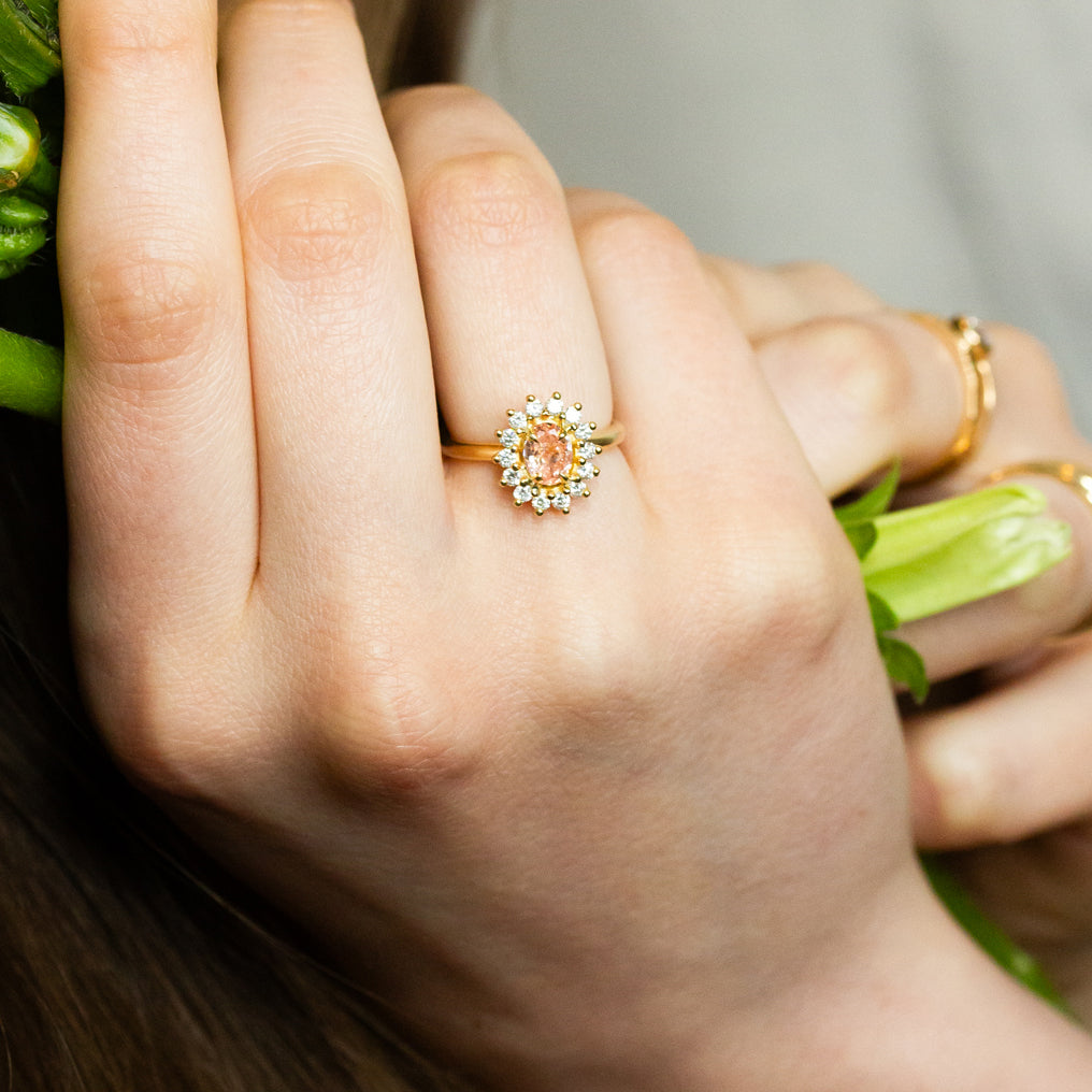 Bague style ancien en or Fairmined 18 carats, sertie d'un saphir rose et de diamants de synthèse.