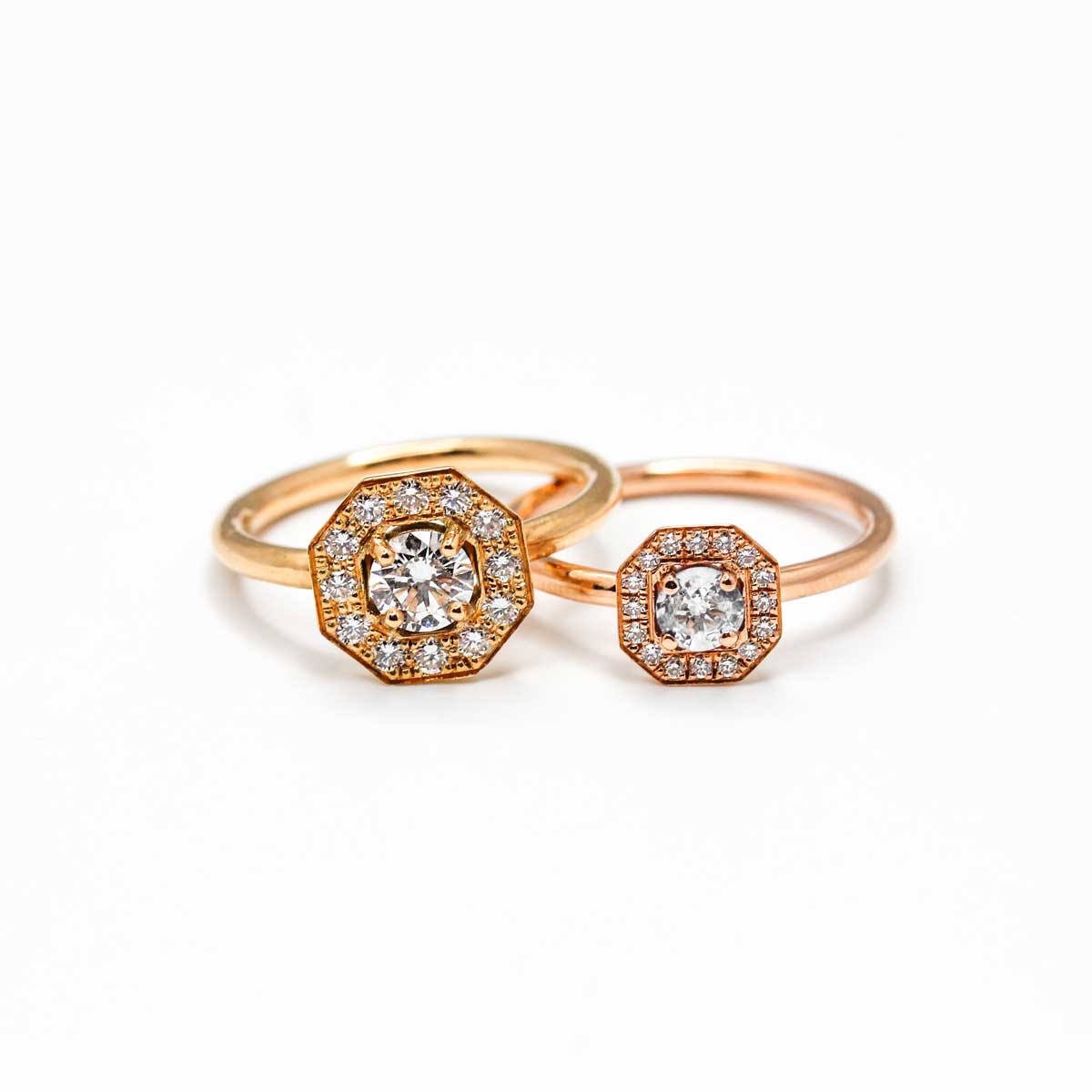 Bagues de fiançailles Léone XL Art Déco en or 18 carats recyclé et prime Fairmined, serties de diamants de synthèse ou saphirs 
Fabrication artisanale joaillerie éthique