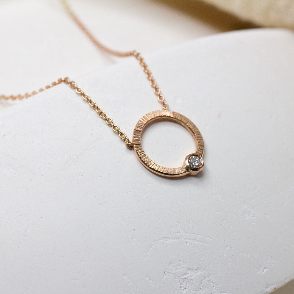 Bijou en or rouge artisanal made in France.