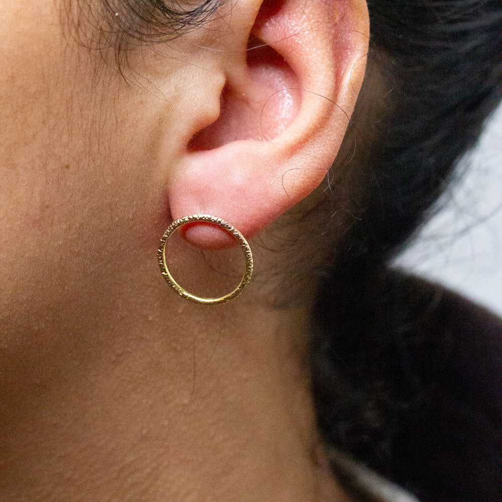 Boucles d'oreille en or éthique Fairmined au sein d'une joaillerie artisanale.