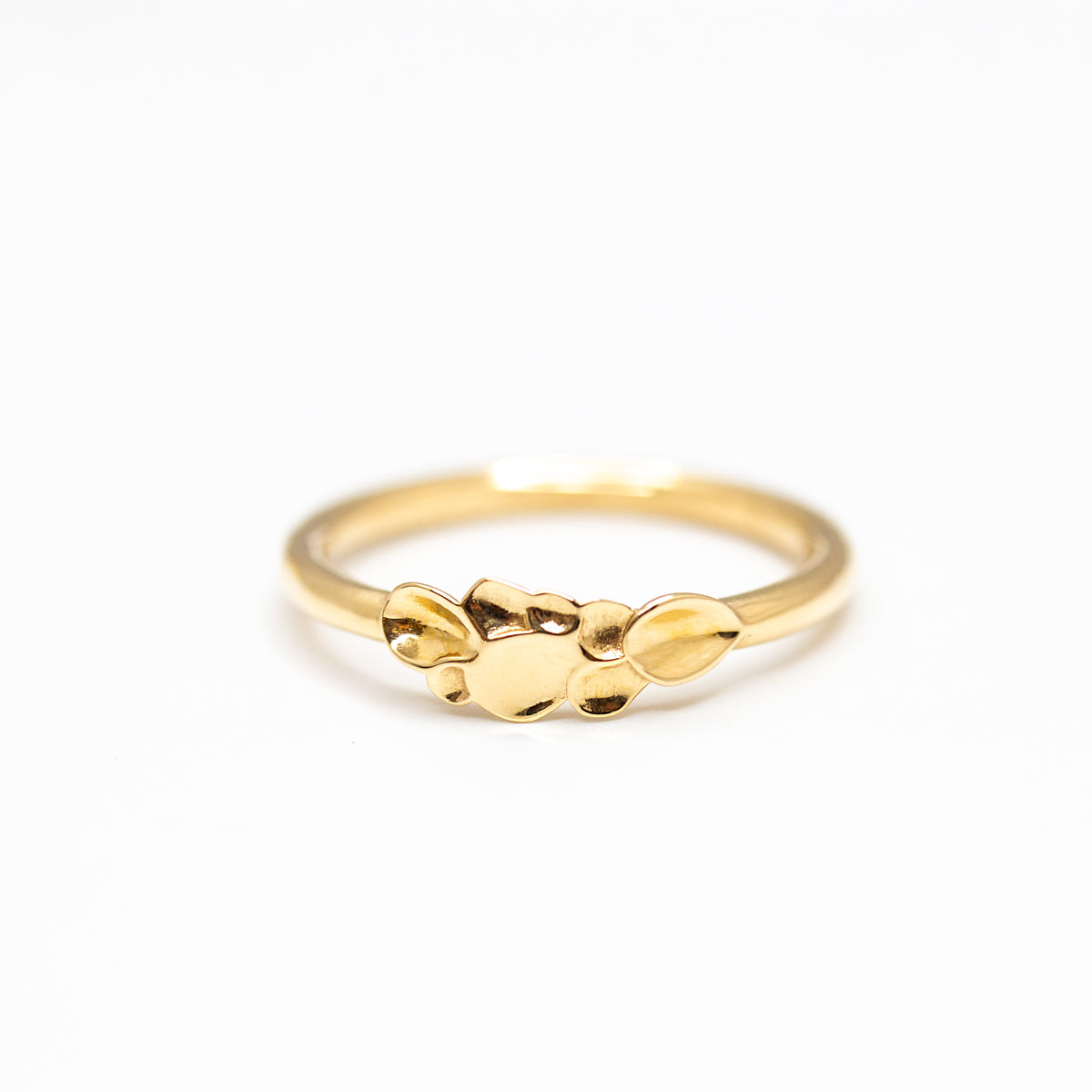Bague de fiançailles organique en or jaune 750/1000 créée sur mesure dans notre propre atelier de joaillerie éthique à Paris 