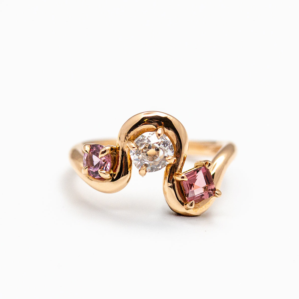 Bague organique sur mesure en or rouge 750/1000, anneau ondulé serti d'un diamant et de pierres fines roses. Bijou de créateur fabriqué artisanalement à paris