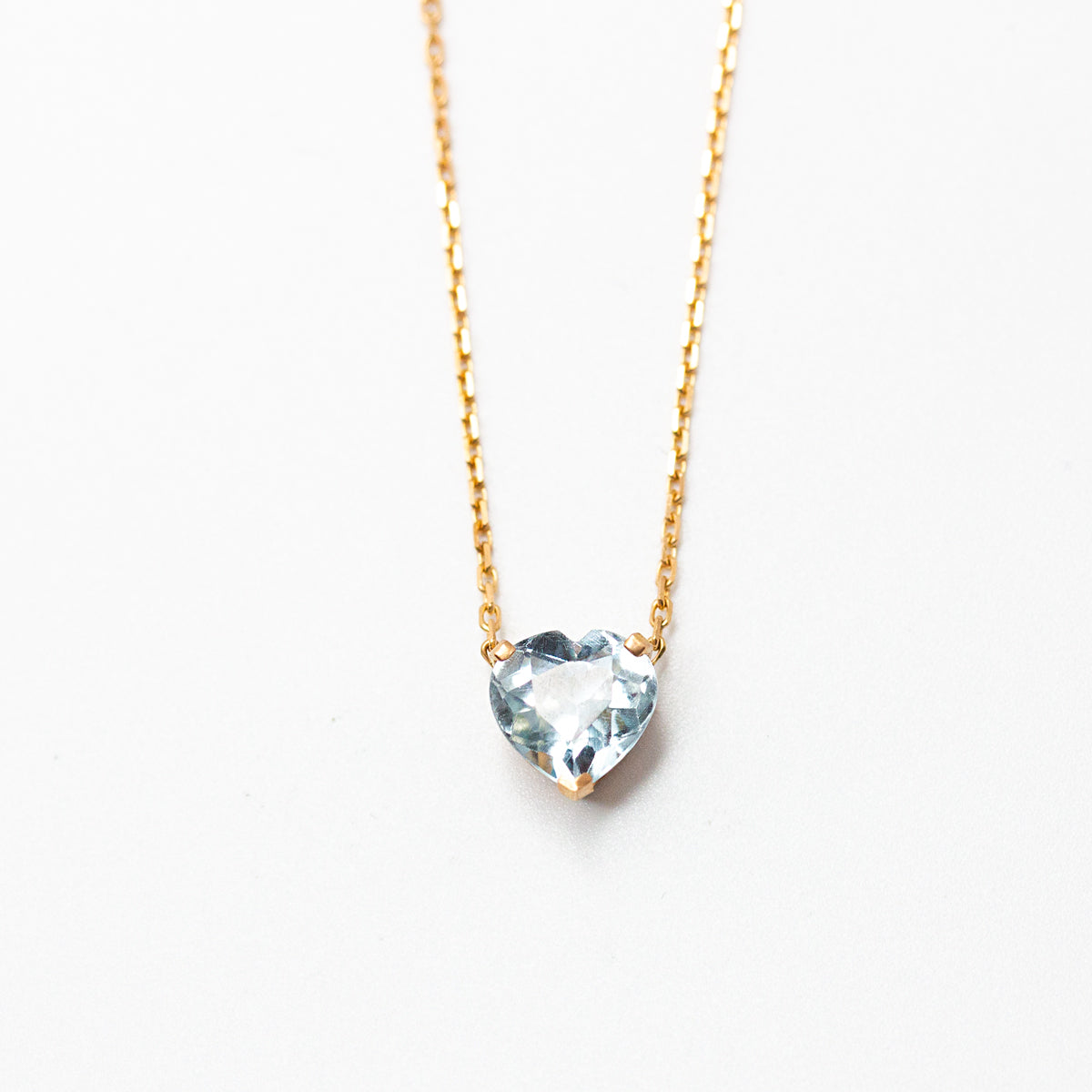 Collier sur-mesure avec pendentif aigue-marine en forme de coeur, en or jaune 750/1000 18 carats créé sur mesure dans notre atelier de joaillerie éthique parisien