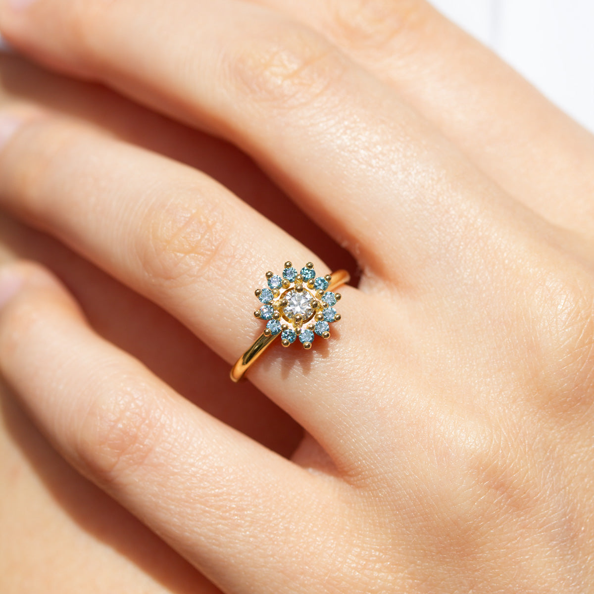 Bague florale diamant et diamants bleus en or jaune Fairmined 
Fabrication artisanale à Paris dans notre atelier de joaillerie éthique 