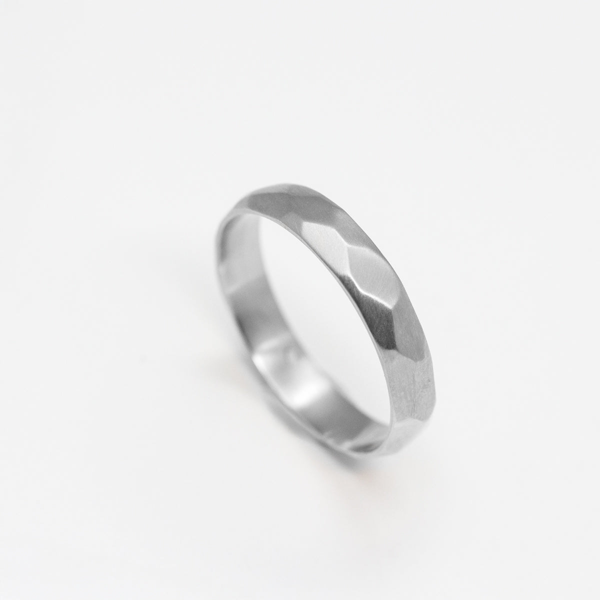 Alliance Nisma - ruban 4 mm réalisée en or blanc 18 carats Fairmined à Paris