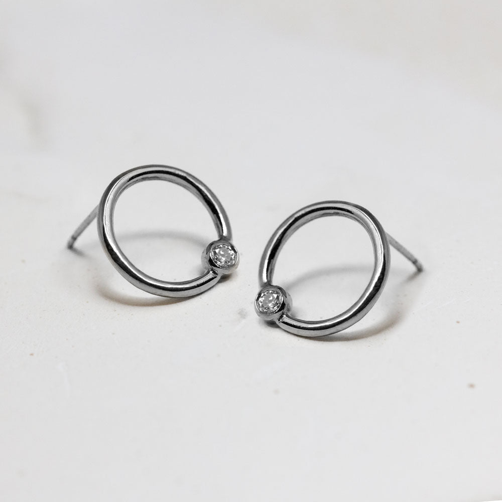 Boucles d'oreille or gris palladié joaillerie artisanale.