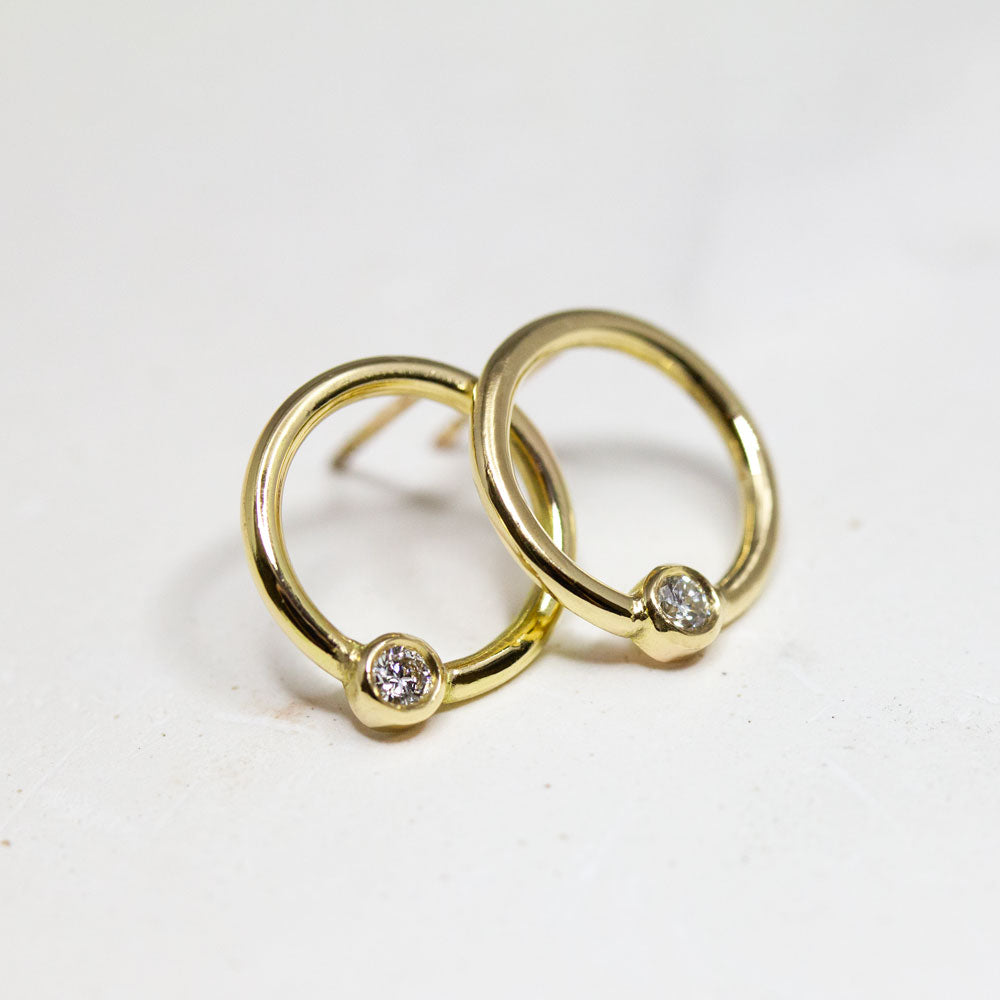 Boucles d'oreille en or jaune Fairmined made in France.