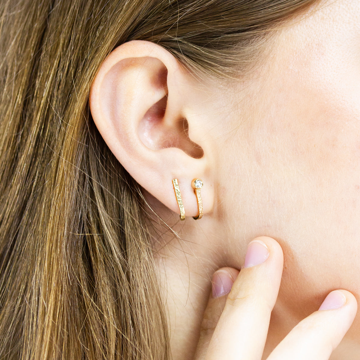 Boucle d'oreille tige incurvée empierrée, en or jaune éthique certifié et diamant de synthèse réalisée à la main à Paris