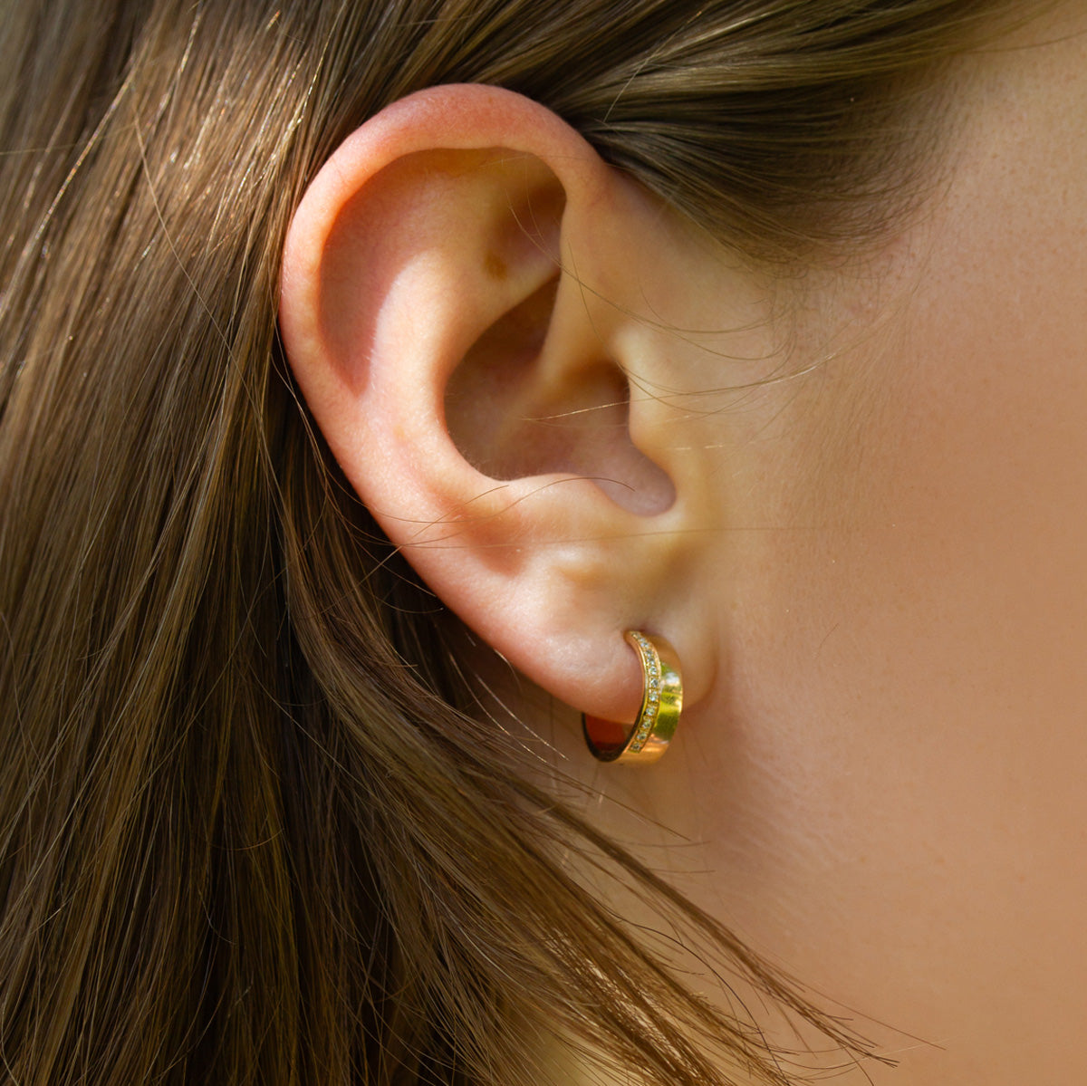 Boucles d'oreille créole diamants en or recyclé 18 carats. Bijou fabrication artisanale dans notre atelier de joaillerie parisien 