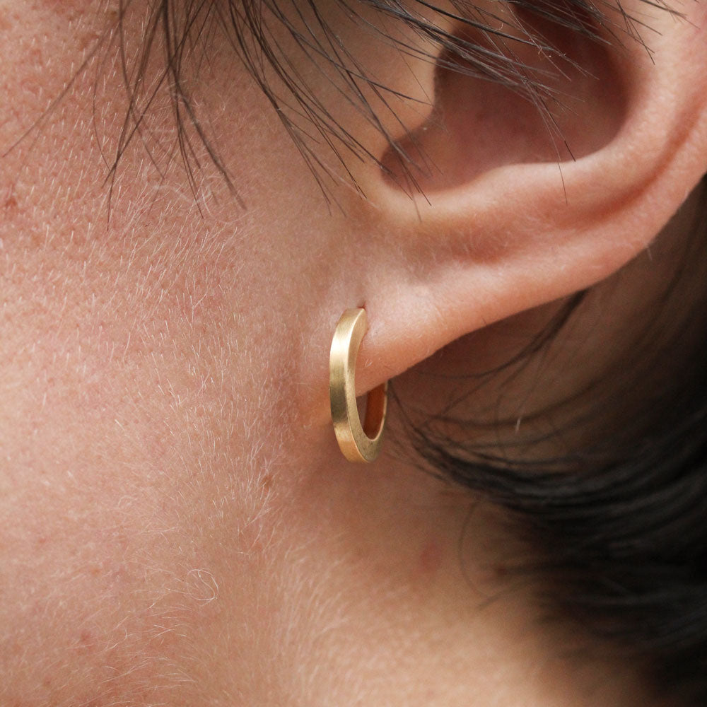 Boucles d'oreille éthiques en or Fairmined, joaillerie artisanale.