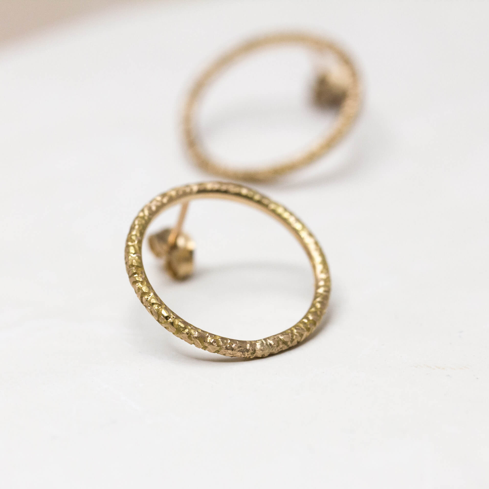 Boucles d'oreille cercle en or rose-champagne éthique.