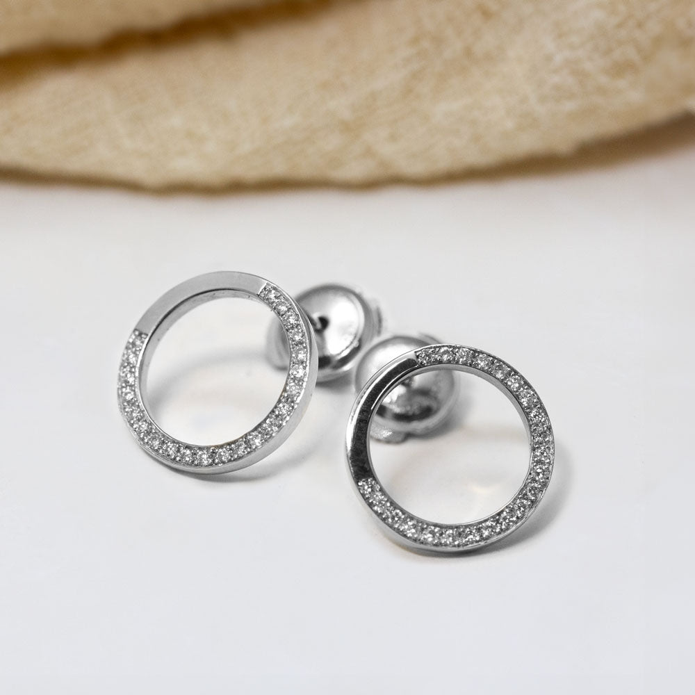 Boucles d'oreille éthique en or blanc, Paris.