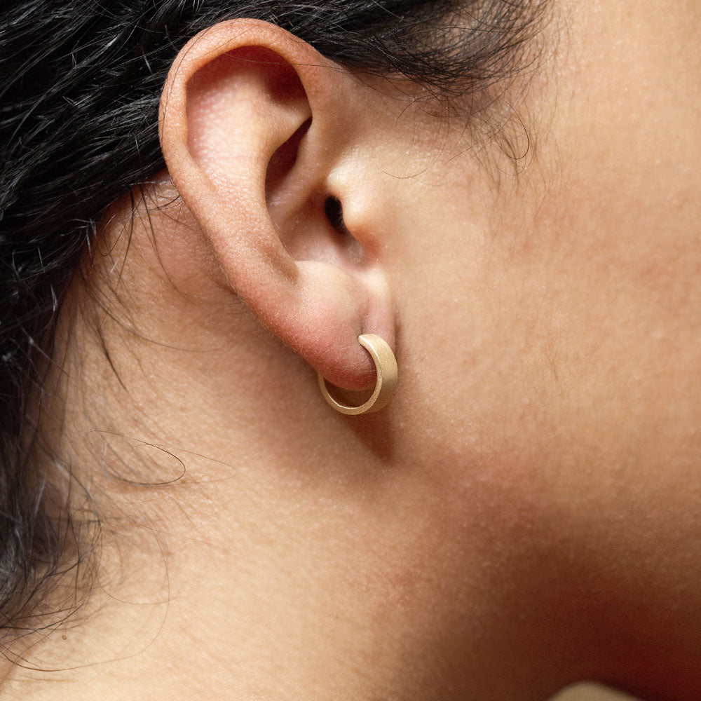 Boucles d'oreille éthiques en or Fairmined 18 carats réalisées dans un atelier de joaillerie à Paris.