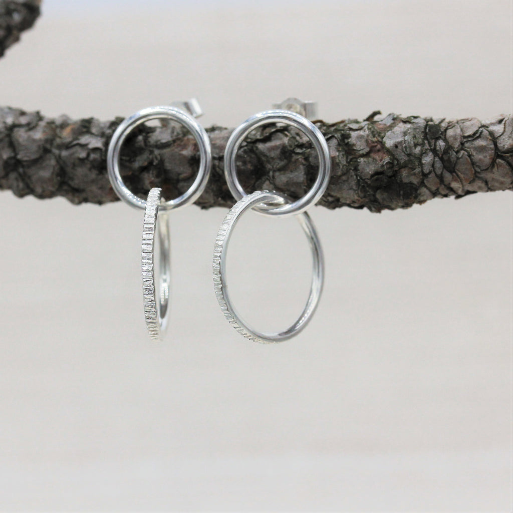 Boucles d'oreille éco-responsable en or blanc Fairmined, fabriquées en France.