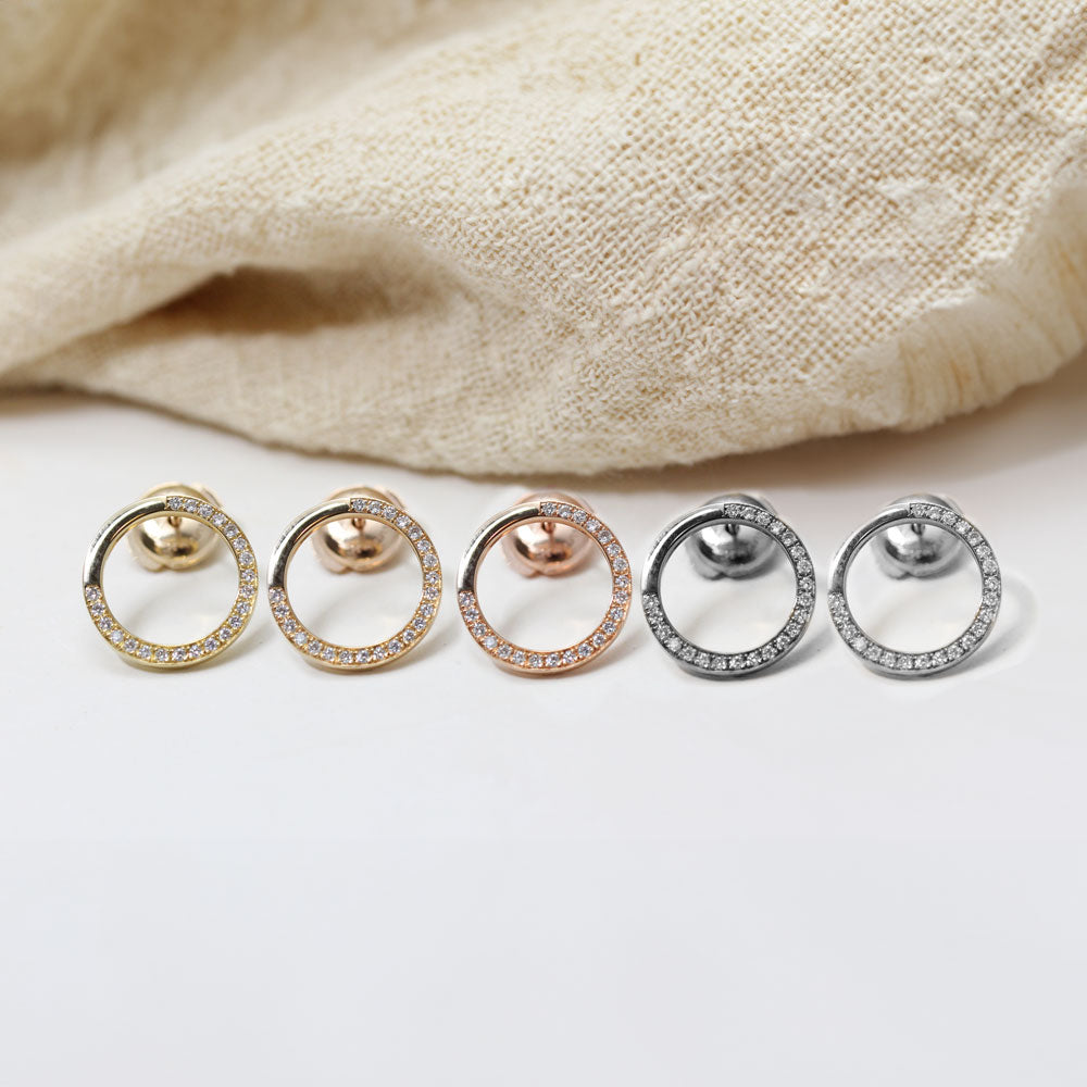 Boucles d'oreilles éthiques pavées de diamants de synthèse.