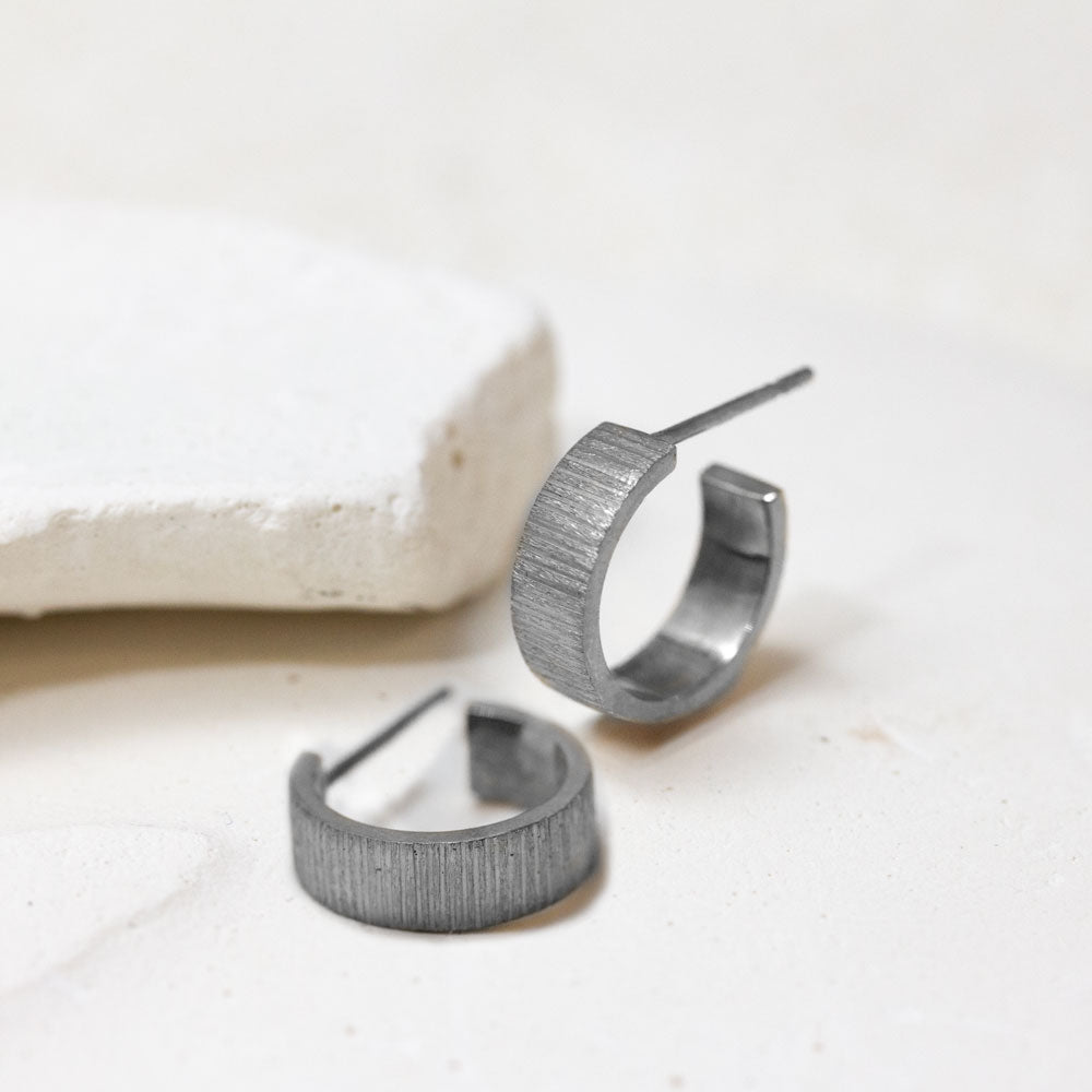 Boucles d'oreille gris Palladié disponibles à Paris et à Lyon.