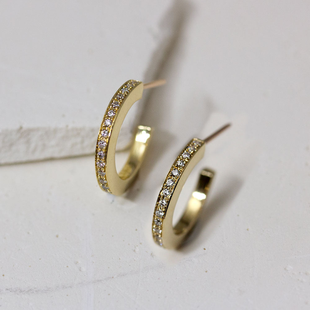 Boucles d'oreille en or jaune 18 carats Fairmined, joaillerie artisanale.