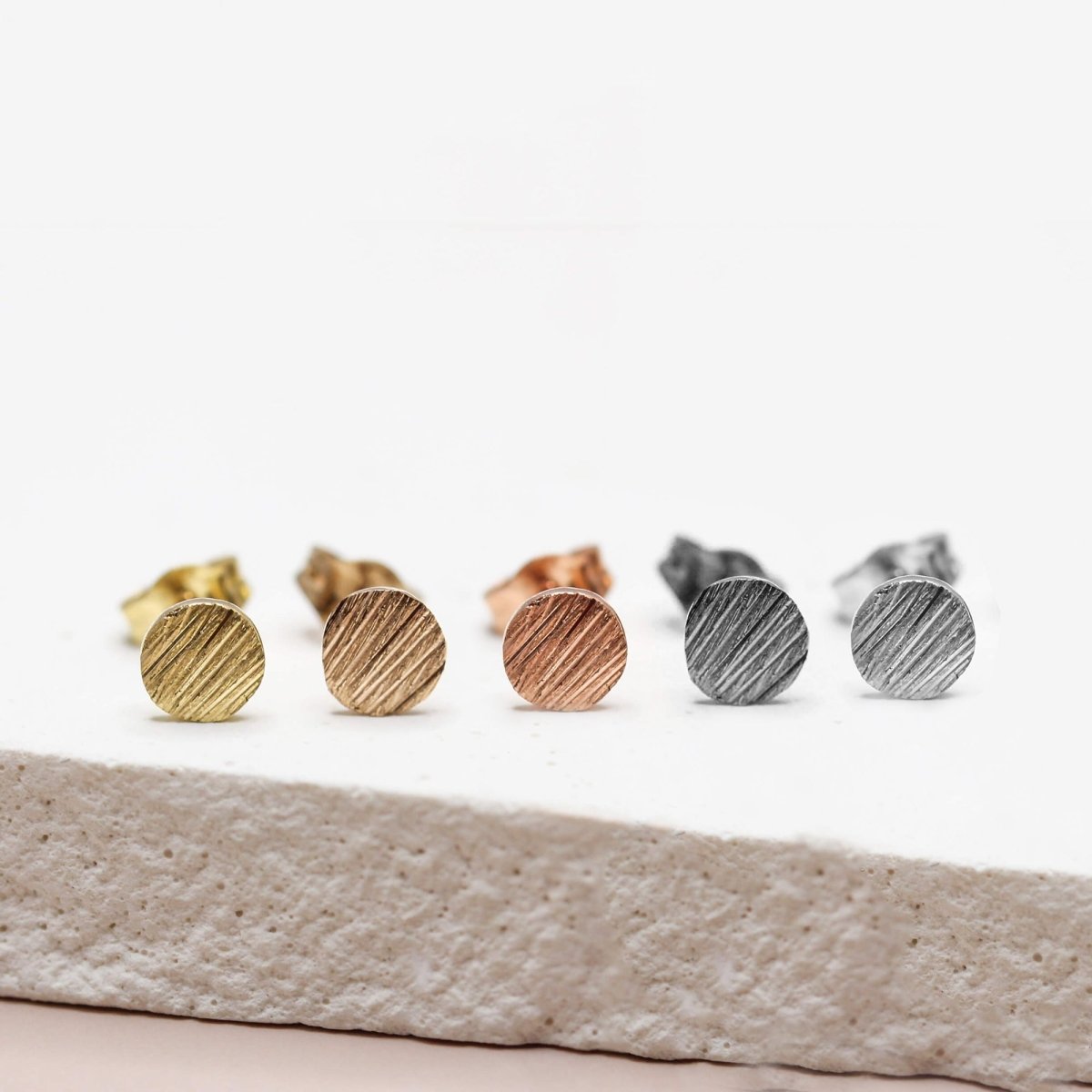 Puces d'oreille en or 18 carats Fairmined. Joaillerie artisanale et originale